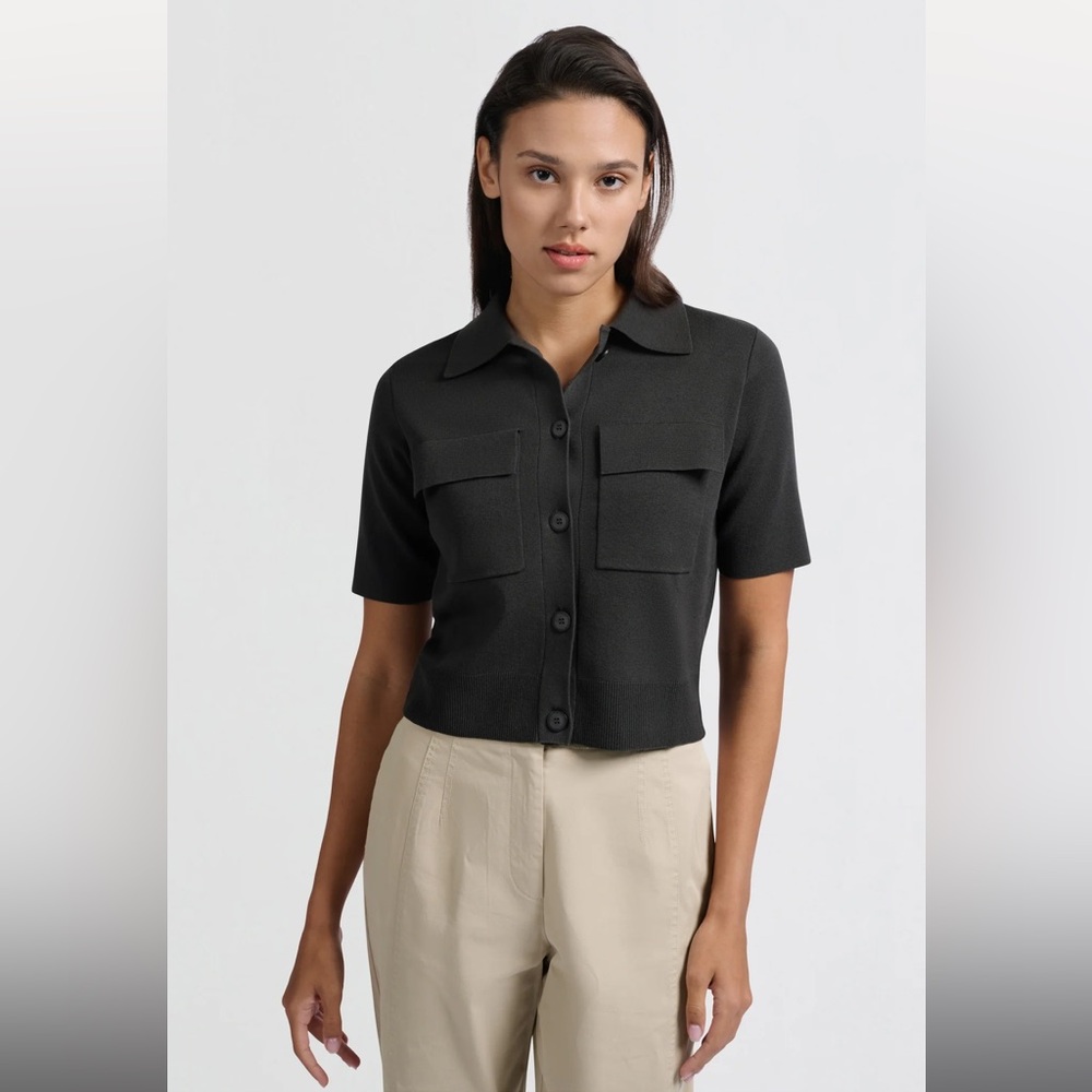 Yaya Women’s short sleeve cardigan with chest pockets. US XS